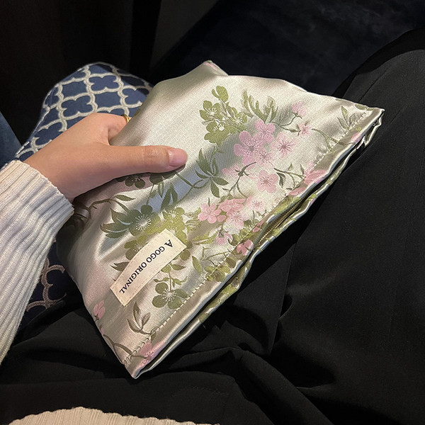 Tekstilni toaletni set sa sjajnim efektom