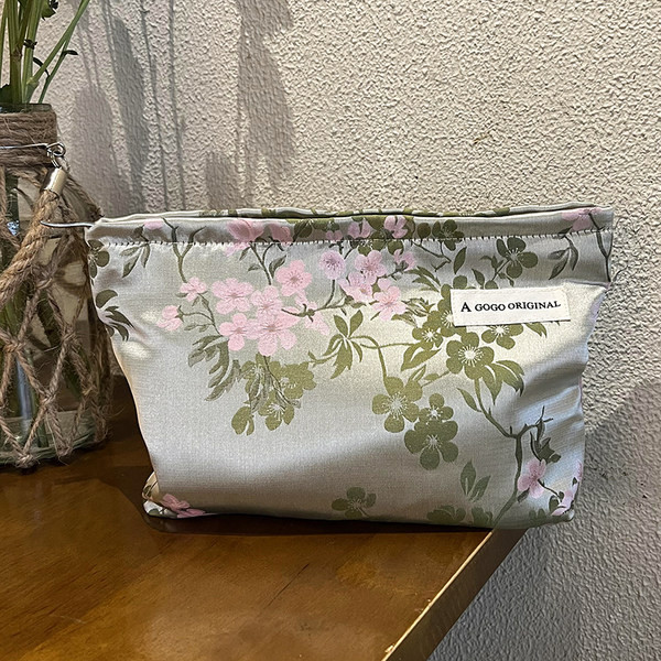 Tekstilni toaletni set sa sjajnim efektom