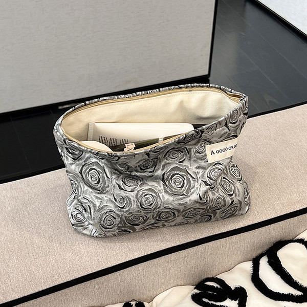 Geanta de toaleta dama model nou cu dens floral