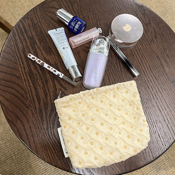 Tekstilna torbica za šminkanje sa cvjetnim motivima