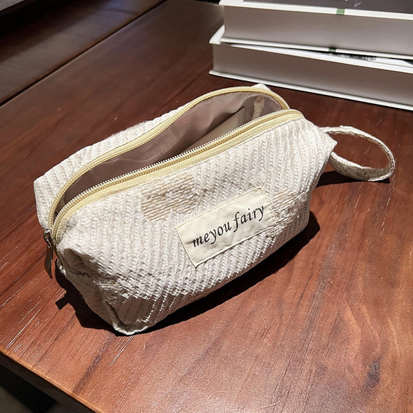 Geanta portabila pentru machiaj cosmetic - inchidere cu fermoar