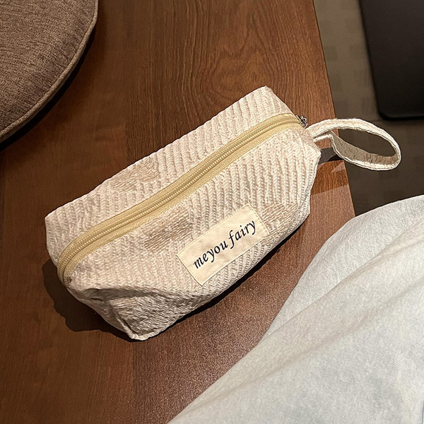 Geanta portabila pentru machiaj cosmetic - inchidere cu fermoar