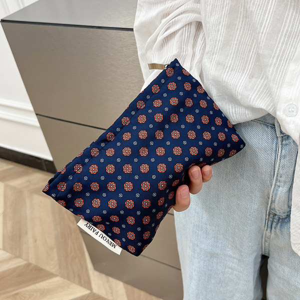 Tekstilni pribor za šminkanje u više boja