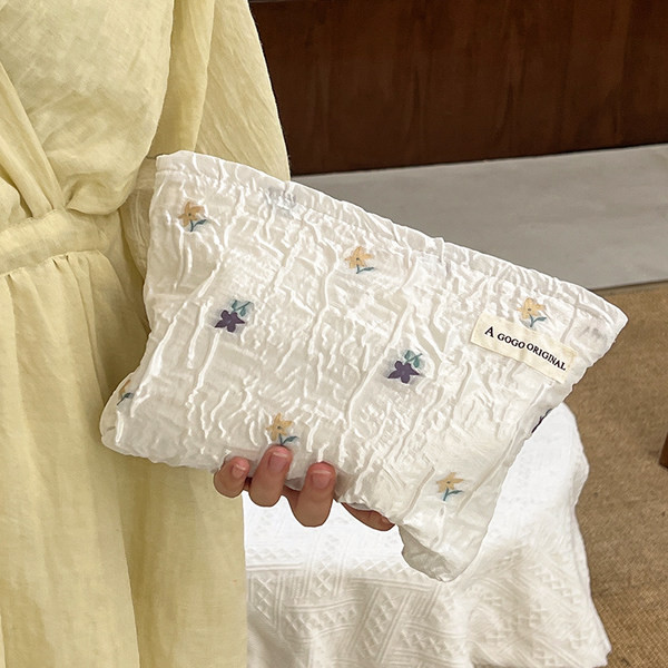 Komplet šminke s cvjetnim motivom