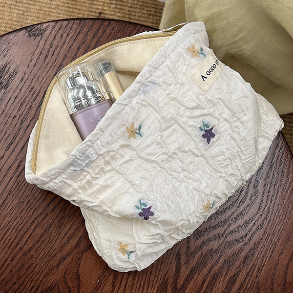 Komplet šminke s cvjetnim motivom