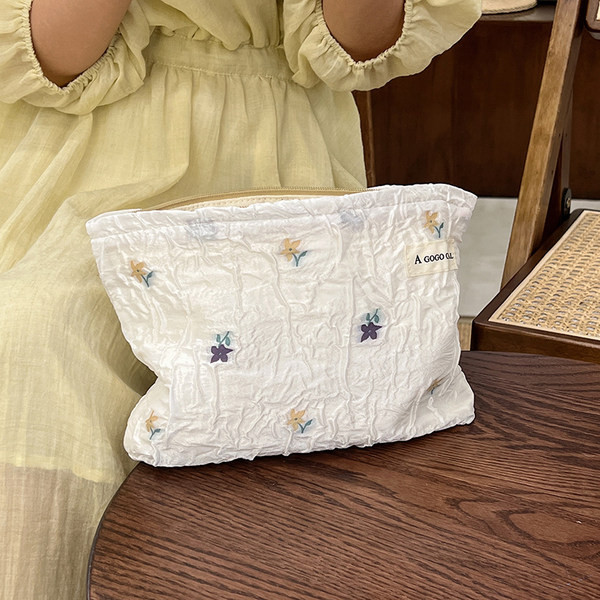 Komplet šminke s cvjetnim motivom