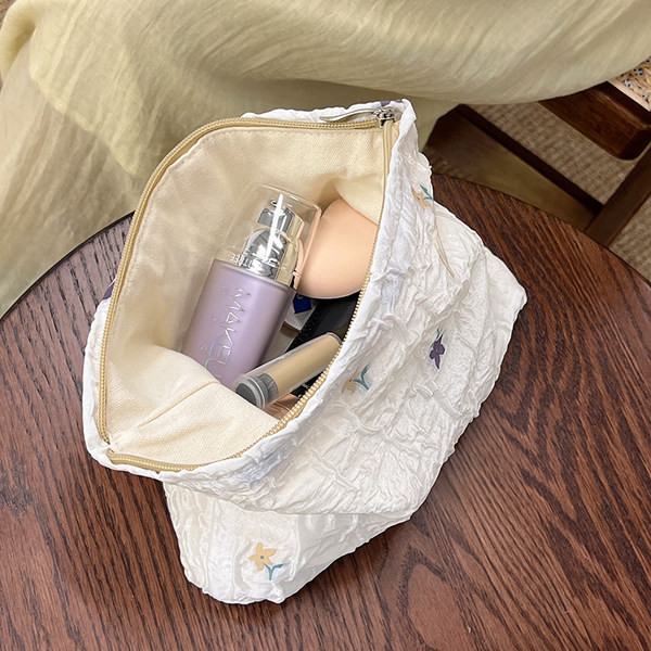 Komplet šminke s cvjetnim motivom