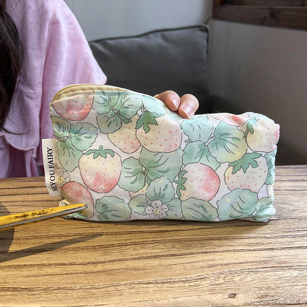 Kozmetički kovčeg s aplikacijom za pohranu šminke