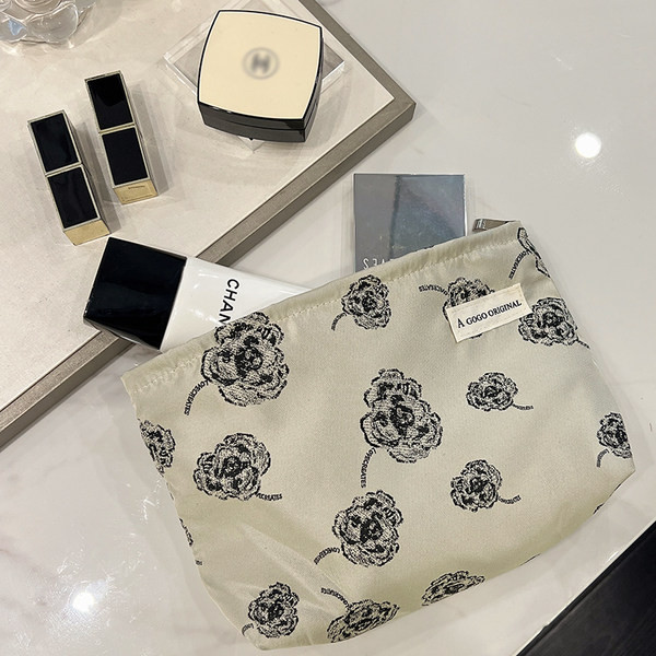 Tekstilna torbica za šminku s cvjetnim uzorkom