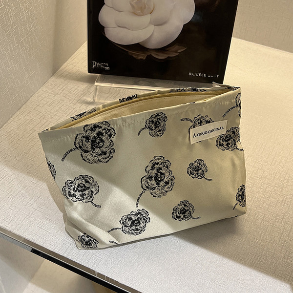 Tekstilna torbica za šminku s cvjetnim uzorkom