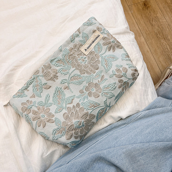 Kozmetička torbica s cvijećem