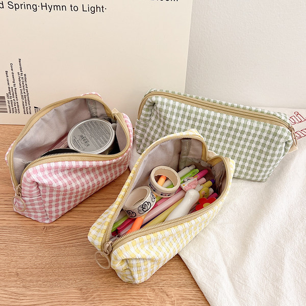 Tekstilna kockasta torbica pogodna za odlaganje šminke