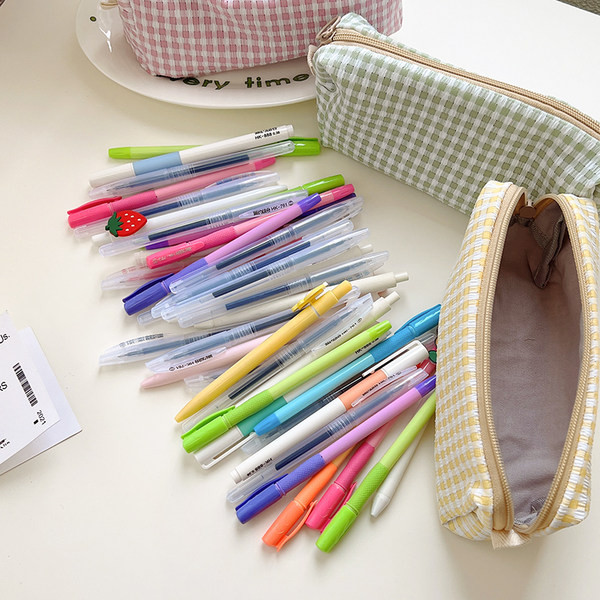 Tekstilna kockasta torbica pogodna za odlaganje šminke