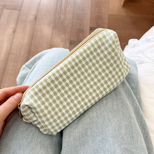 Tekstilna kockasta torbica pogodna za odlaganje šminke