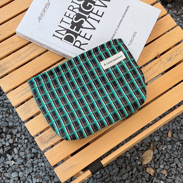 Trusa de machiaj în carouri