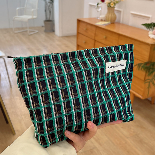 Trusa de machiaj în carouri