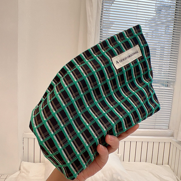 Trusa de machiaj în carouri