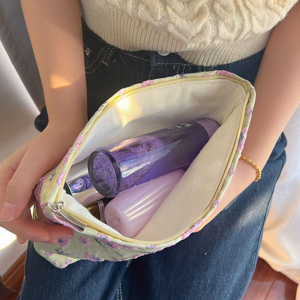 Kozmetički kovčeg s izvezenim cvijećem za pohranu šminke