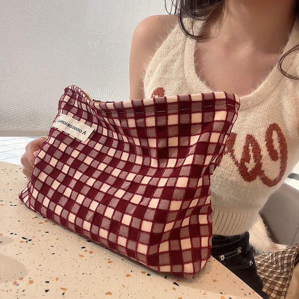 Kozmetička torbica s patentnim zatvaračem - pogodna za šminkanje