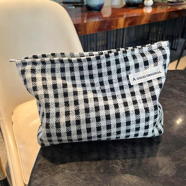 Υφασμάτινη καρό τσάντα μακιγιάζ με φερμουάρ