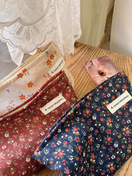 Kozmetički kovčeg s cvjetnim uzorkom - pogodan za putovanja