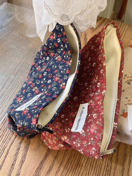 Kozmetički kovčeg s cvjetnim uzorkom - pogodan za putovanja