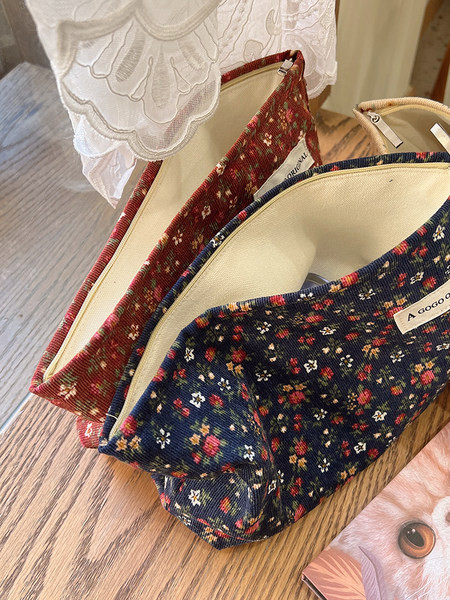 Kozmetički kovčeg s cvjetnim uzorkom - pogodan za putovanja