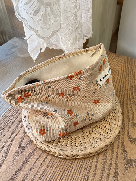 Kozmetički kovčeg s cvjetnim uzorkom - pogodan za putovanja