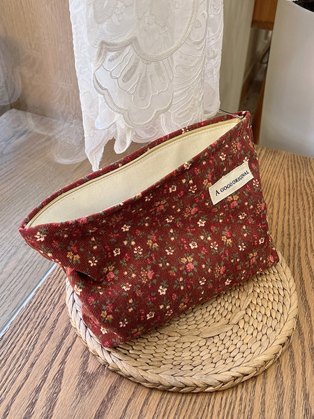 Kozmetički kovčeg s cvjetnim uzorkom - pogodan za putovanja