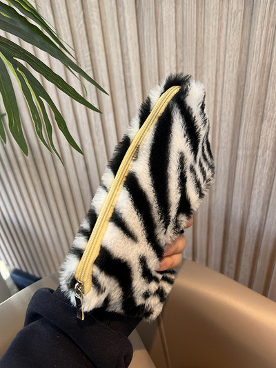 Geantă de toaletă pufoasă pentru accesorii cosmetice