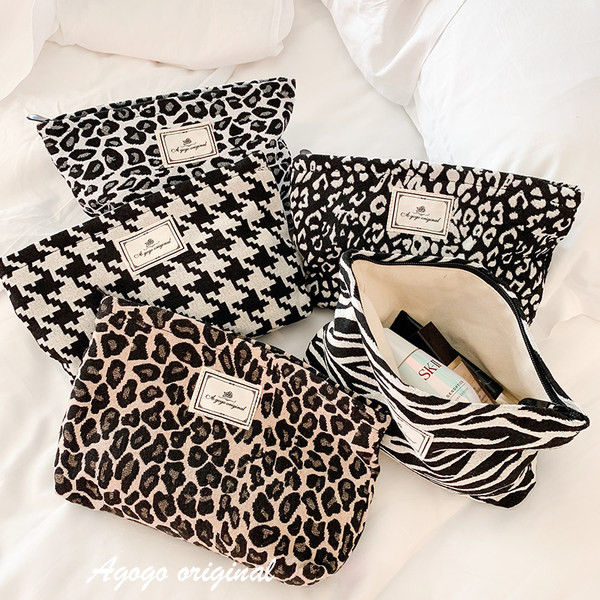 Prijenosni pribor za šminkanje u životinjskom uzorku