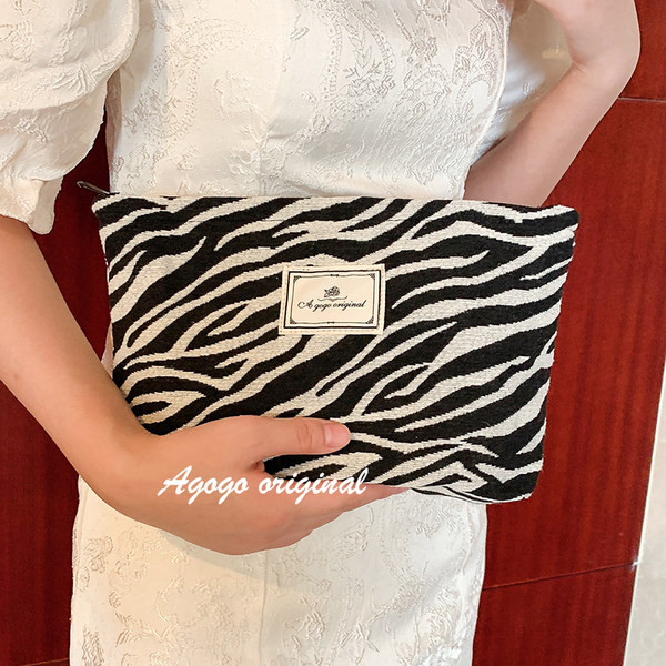 Prijenosni pribor za šminkanje u životinjskom uzorku