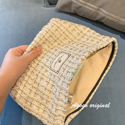 Kosmeetikakomplekt mitmes värvitoonis