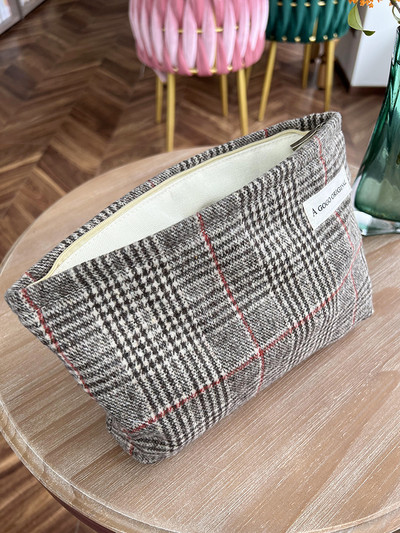 Kosmeetikakomplekt mitmes värvitoonis