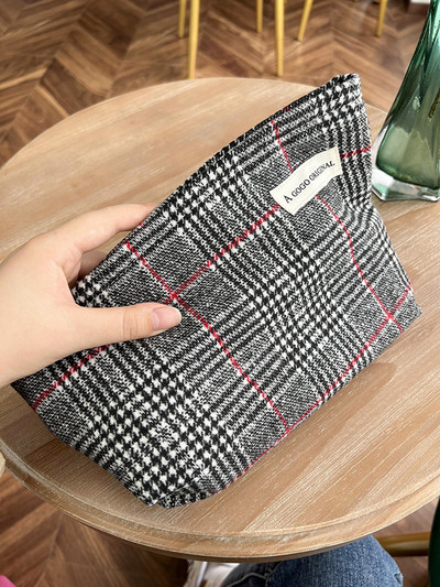 Kosmeetikakomplekt mitmes värvitoonis