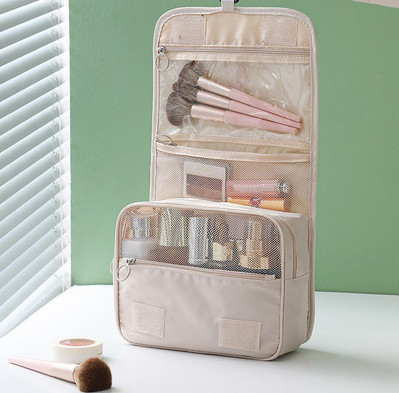 Portable folding case for cosmetic accessories