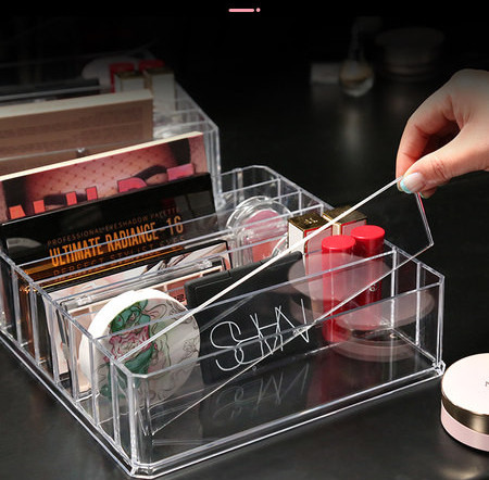 Οργανωτή με πολλές θήκες για μακιγιάζ