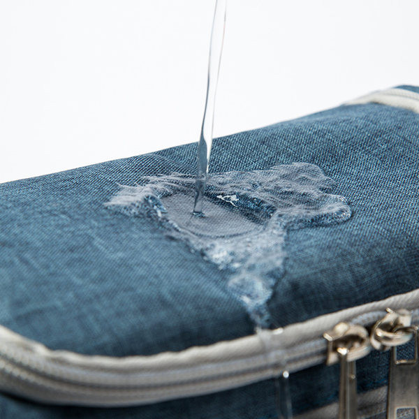 Tekstilna torbica s mnogo pretinaca za šminku