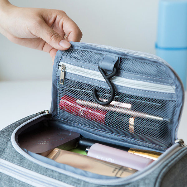 Tekstilna torbica s mnogo pretinaca za šminku