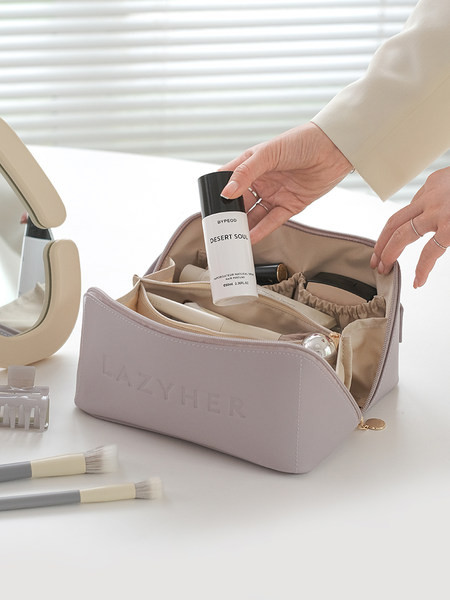 Κιτ καλλυντικών κατάλληλο για μακιγιάζ και προϊόντα περιποίησης