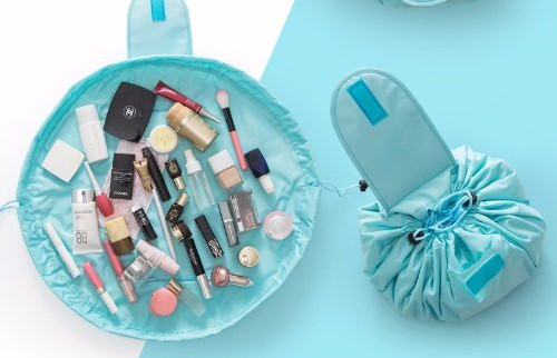 Prijenosna kozmetička torbica s vezicama i aplikacijom