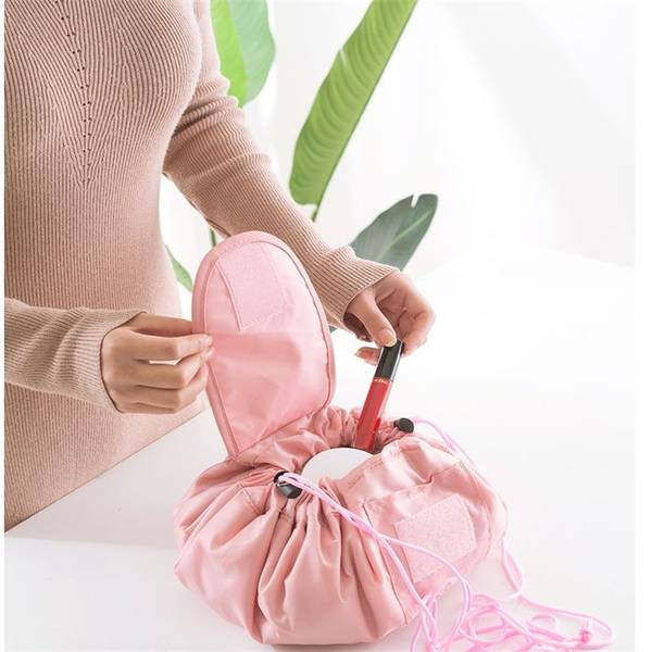 Prijenosna kozmetička torbica s vezicama i aplikacijom