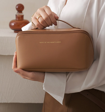 Козметичен кожен несесер подходящ за съхранение на гримове