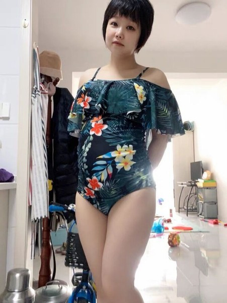 Vientisas maudymosi kostiumėlis su garbanomis nėščiosioms