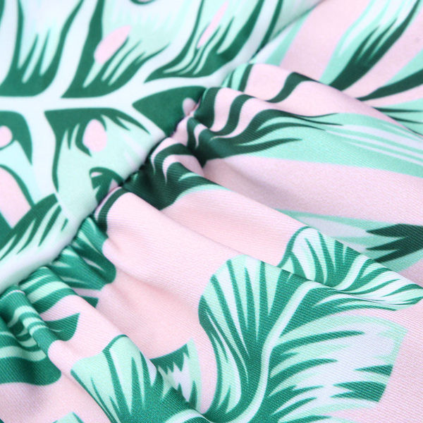 Įvairių spalvų vientisas moteriškas maudymosi kostiumėlis