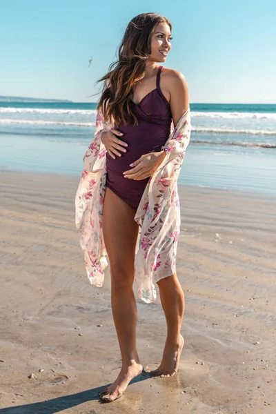 Dvodijelni kupaći kostim s prekriženim naramenicama pogodan za trudnice