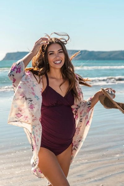 Dvodijelni kupaći kostim s prekriženim naramenicama pogodan za trudnice