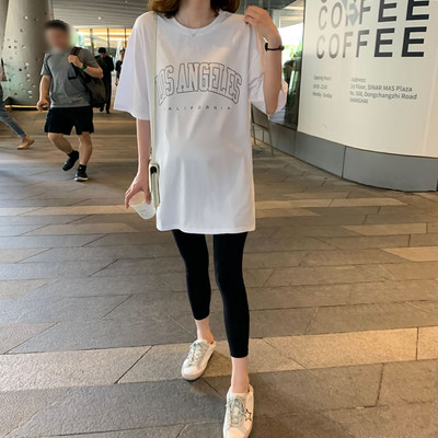 Широка памучна тениска с цветна щампа