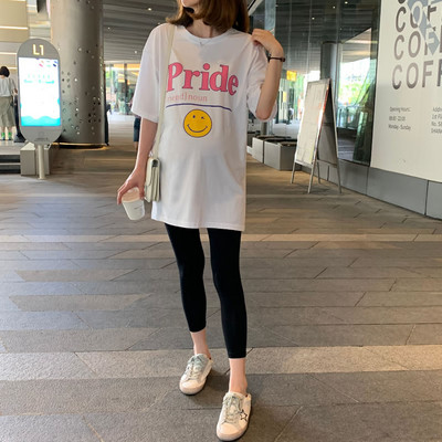 Широка памучна тениска с цветна щампа