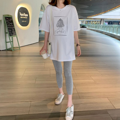 Широка памучна тениска с цветна щампа